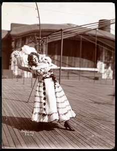 Une actrice en costume répétant sur le toit de ce qui est probablement le New York Theatre, New York, 1900